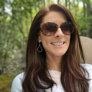 Meet your Posher, Dee